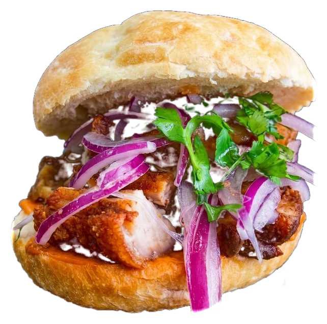 Pan con chicharrón: chicharrón de cerdo, camote y salsa criolla en pan francés